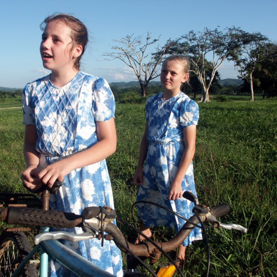 Tradiční kroje místních dětí v Belize 