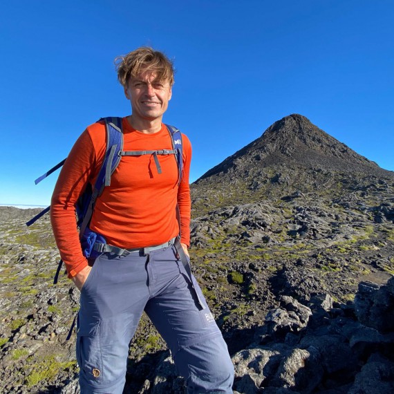 Stojíme na hraně kráteru s průměrem 500 m a hloubkou 30 m na úžasné sopce, která je v Atlantiku důležitým bodem 