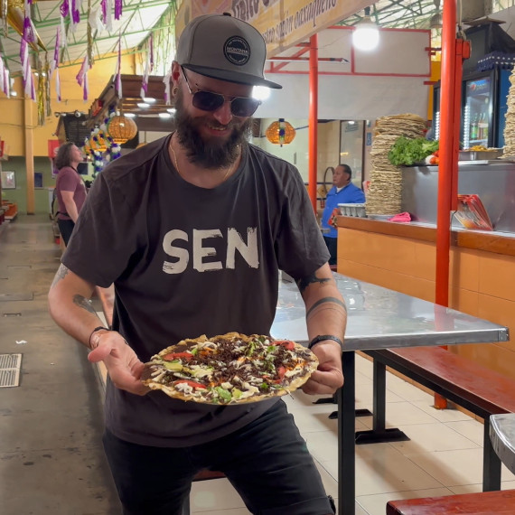 Ochutnávka místní speciality tlayudas v mexickém městě Oaxaca.