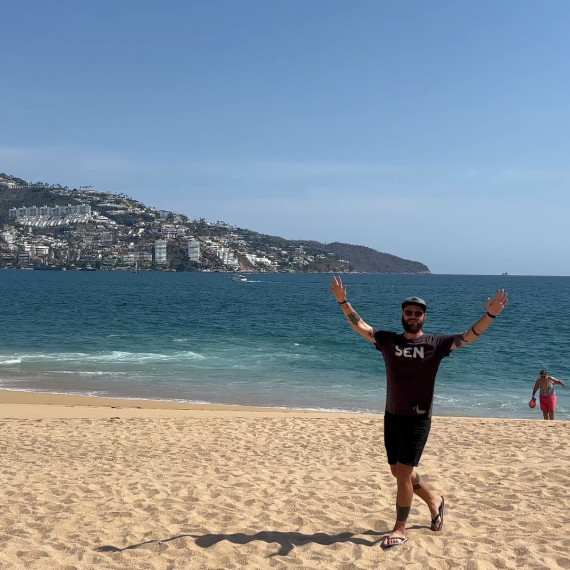 CK SEN na pláži v mexickém Acapulcu.