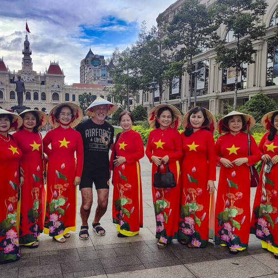 Klient CK SEN s místími ženami ve vietnamském Saigonu.