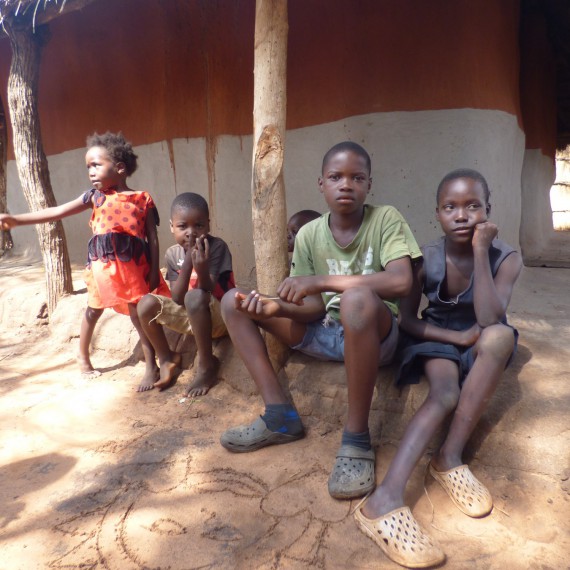 Místní děti ve vesnici 