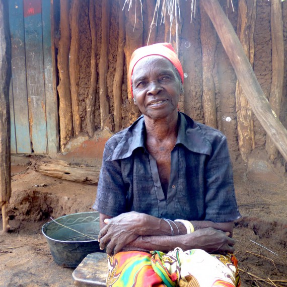 Domorodá žena před svojí chýší 