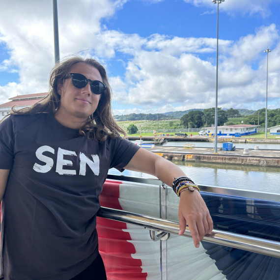 U Panamského průplavu, který spojuje Atlantský oceán a Tichý oceán.