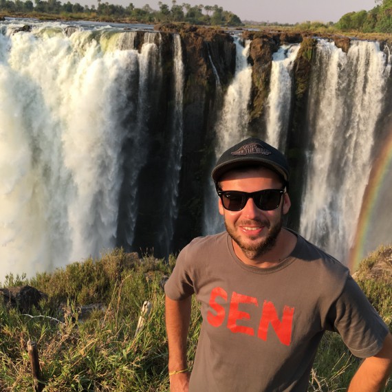 Single cestovatel na Viktoriiných vodopádech 