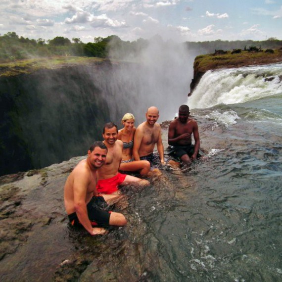 Koupání na okraji Viktoriiných vodopádů 
