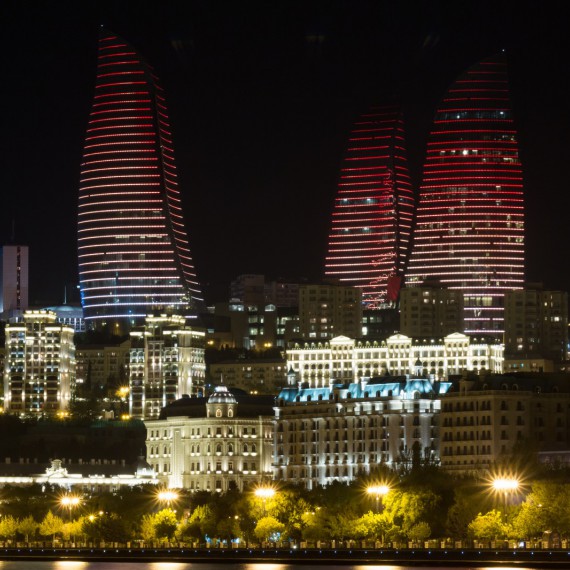 Noční panormama moderního města Baku 