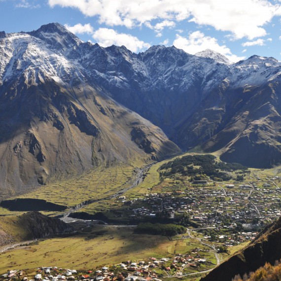 Městečko Kazbegi v lůně kouzelné kavkazské přírody