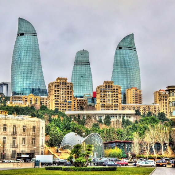 Moderní věže ve starém Baku