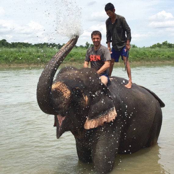 Sloní koupel je velká zábava