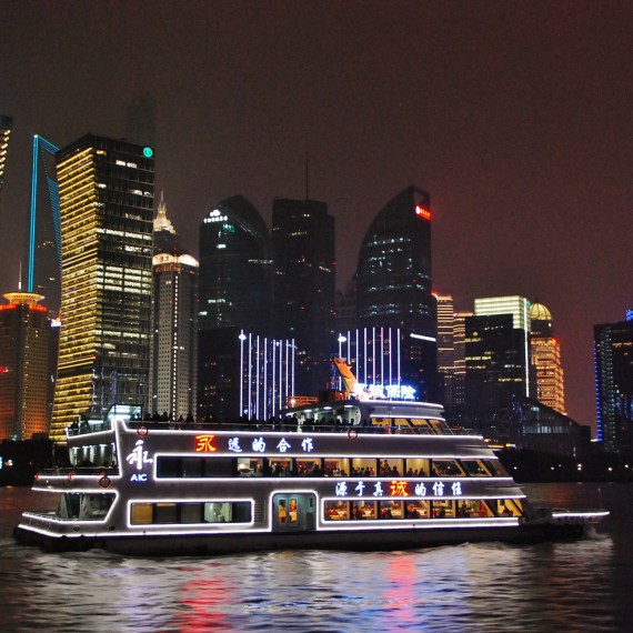 Noční plavba Šanghají
