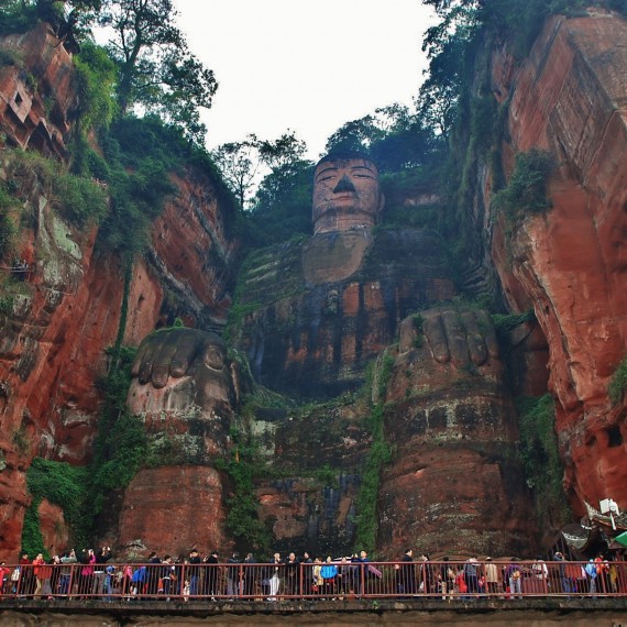 Obrovský kamenný Buddha