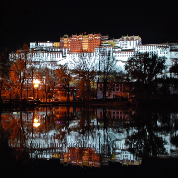 Potala v noci má báječnou atmosféru