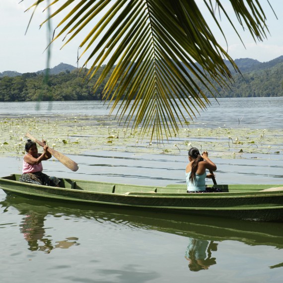 Plavba po řece na tradičních loďkách