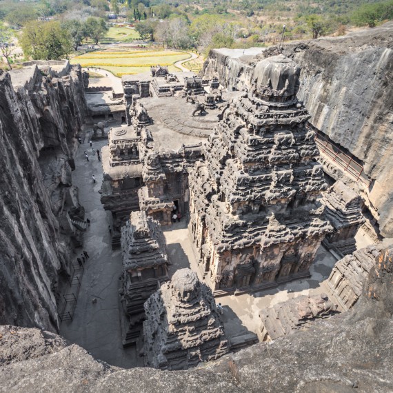 Chrámy Ellora vystesané do skal patří ke světovým unikátům
