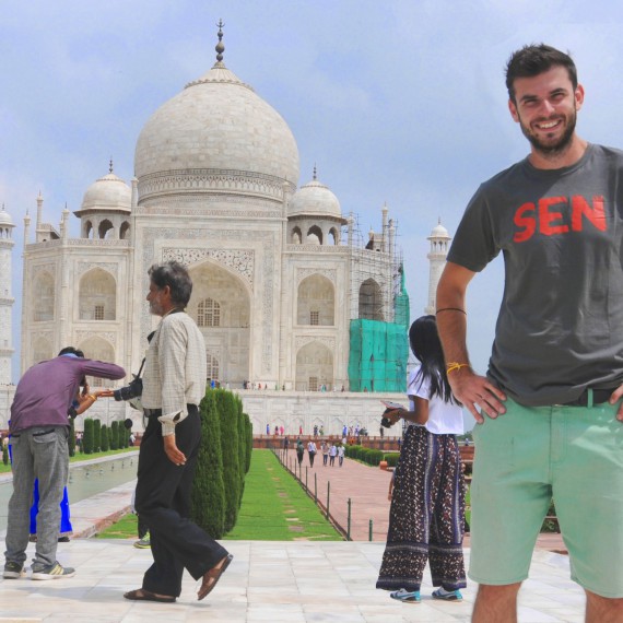 Single cestovatel na prohlídce Taj Mahalu 