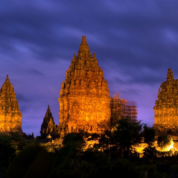 Západ slunce nad komplexem Prambanan