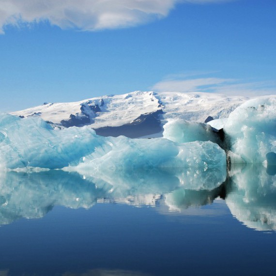 Modré ledovcové kry na jezeře Jökulsárlón