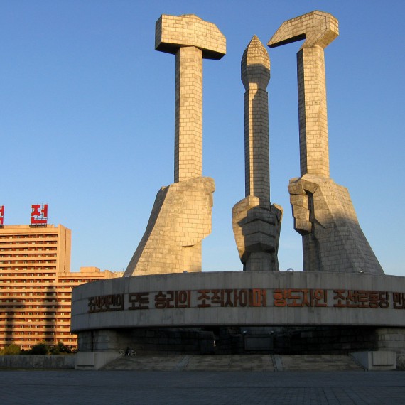 Monument byl postavený jako památník založení Komunistické strany KLDR