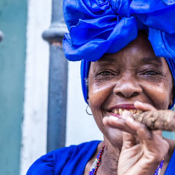 Místní Kubánky kouří tlusté doutníky