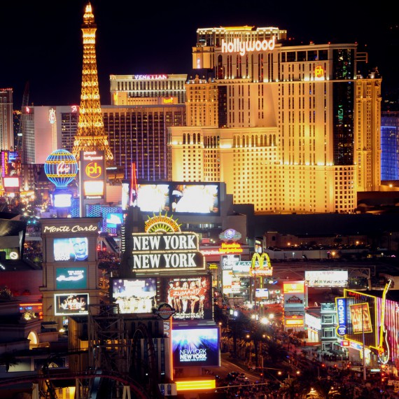 Královská zábava v městě hazardu uprostřed pouště