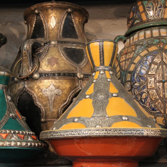 Tradiční výrobky na marockém trhu 