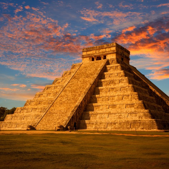 Slavná Kukulkánova pyramida při západu slunce, Chichen Itzá