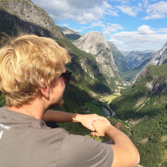 Single cestovatel obdivuje norskou přírodu 