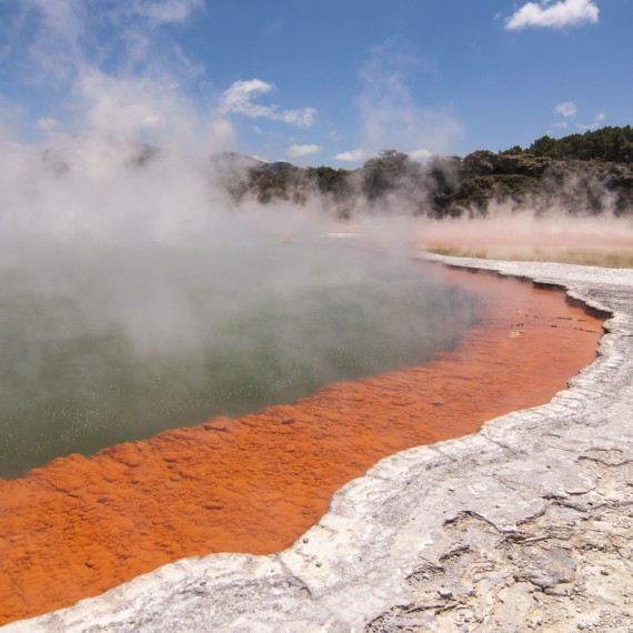 Ikonický Champagne Pool v termálním parku Wai-O-Tapu