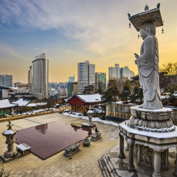 Budhistický chrám Bongeunsa v Soulu na úpatí hory Sudo pochází z 8.století