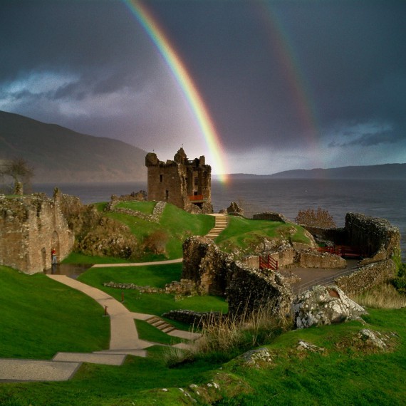 Duha nad hradem Urquhart