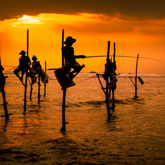 Tradiční rybaření na kůlech při západu slunce