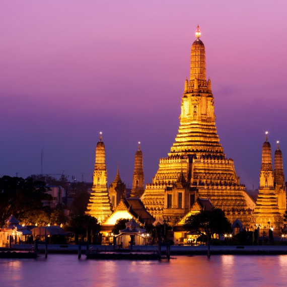 Noční pohled z řeky na Chrám Wat Arun