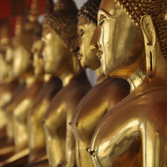 Chrámy plné zlatých Budhů v Thajsku