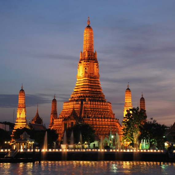 Pohled z řeky na večerní Bangkok a chrám Wat Arun