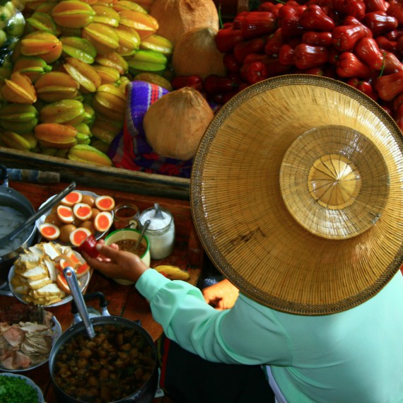 Plovoucí trhy plné exotického ovoce nedaleko Bangkoku