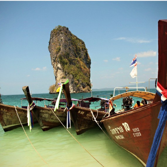 Tradičně zdobené loďky v Thajsku 