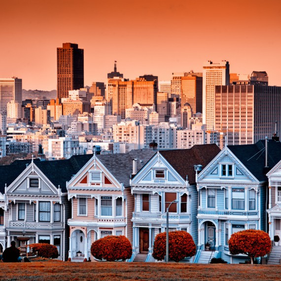Věhlasná viktoriánská architektura v Alamo Square, San Francisco