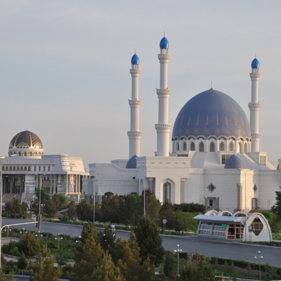 Moderní mešita dnes zdobí centrum města Mary