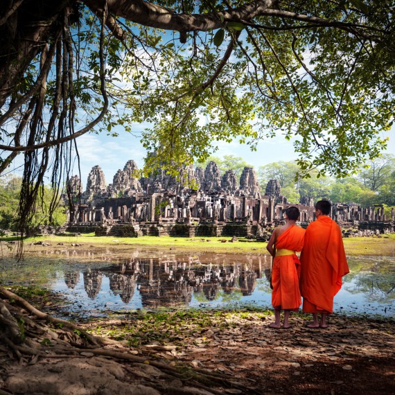 Mniši obdivují Angkor Wat v Kambodži 