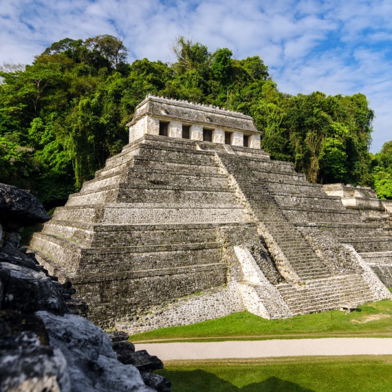 Pyramidy Palenque ukryté v mexické džungli