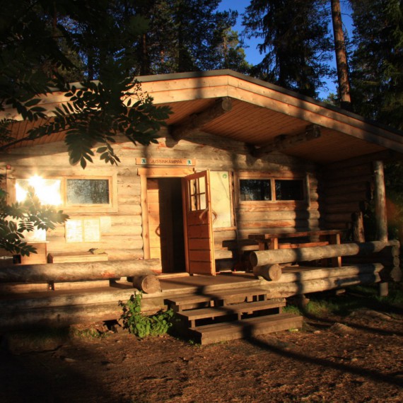 Typický finský srub uprostřed přírody 