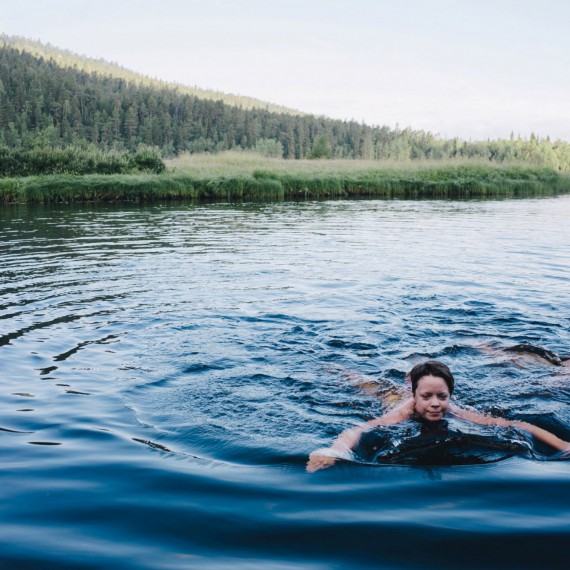 Plavání ve finském jezeru 