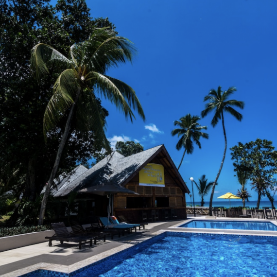 Bazén v hotelu Berjaya Beau Vallon, Seychely 