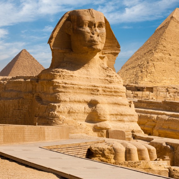 Sfinga střežící pyramidy v Egyptě