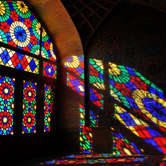 Nejznámější mešitou Íránu je Nasir-O-Molk, kde se každé ráno představí hra světel a barev