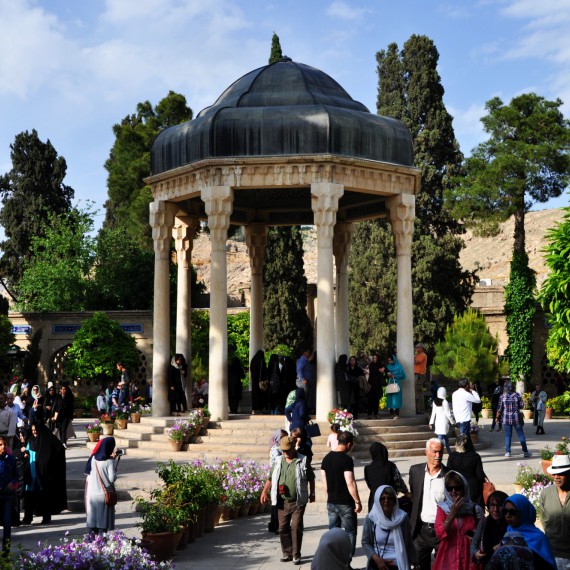 Hrobka básníka Haféza je v Širazu poutním místem