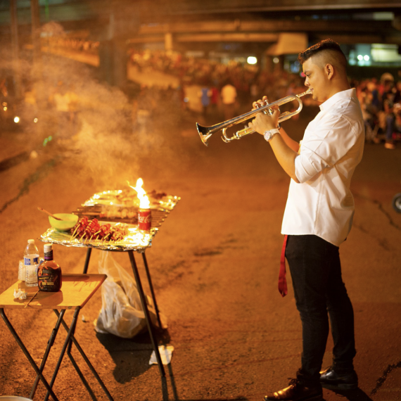 V noci to na ulicích žije