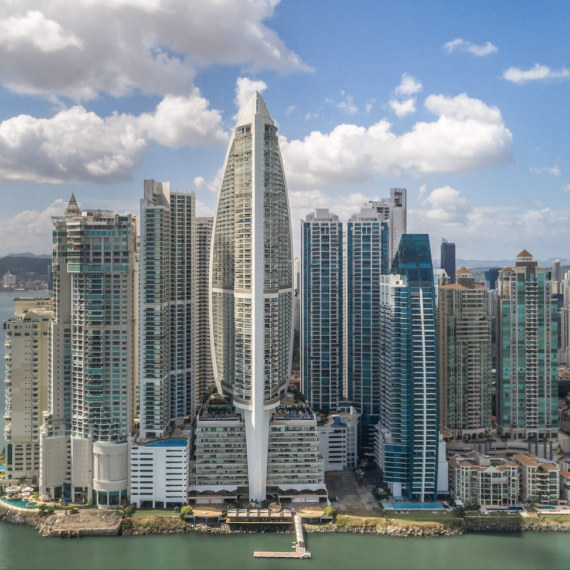 Budova ve tvaru plachetnice, Panama City 