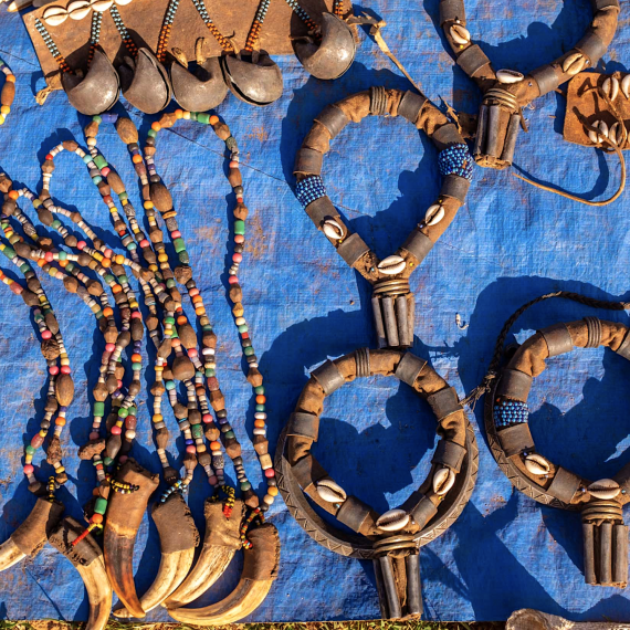 Na místních trzích si můžete koupit tradiční šperky